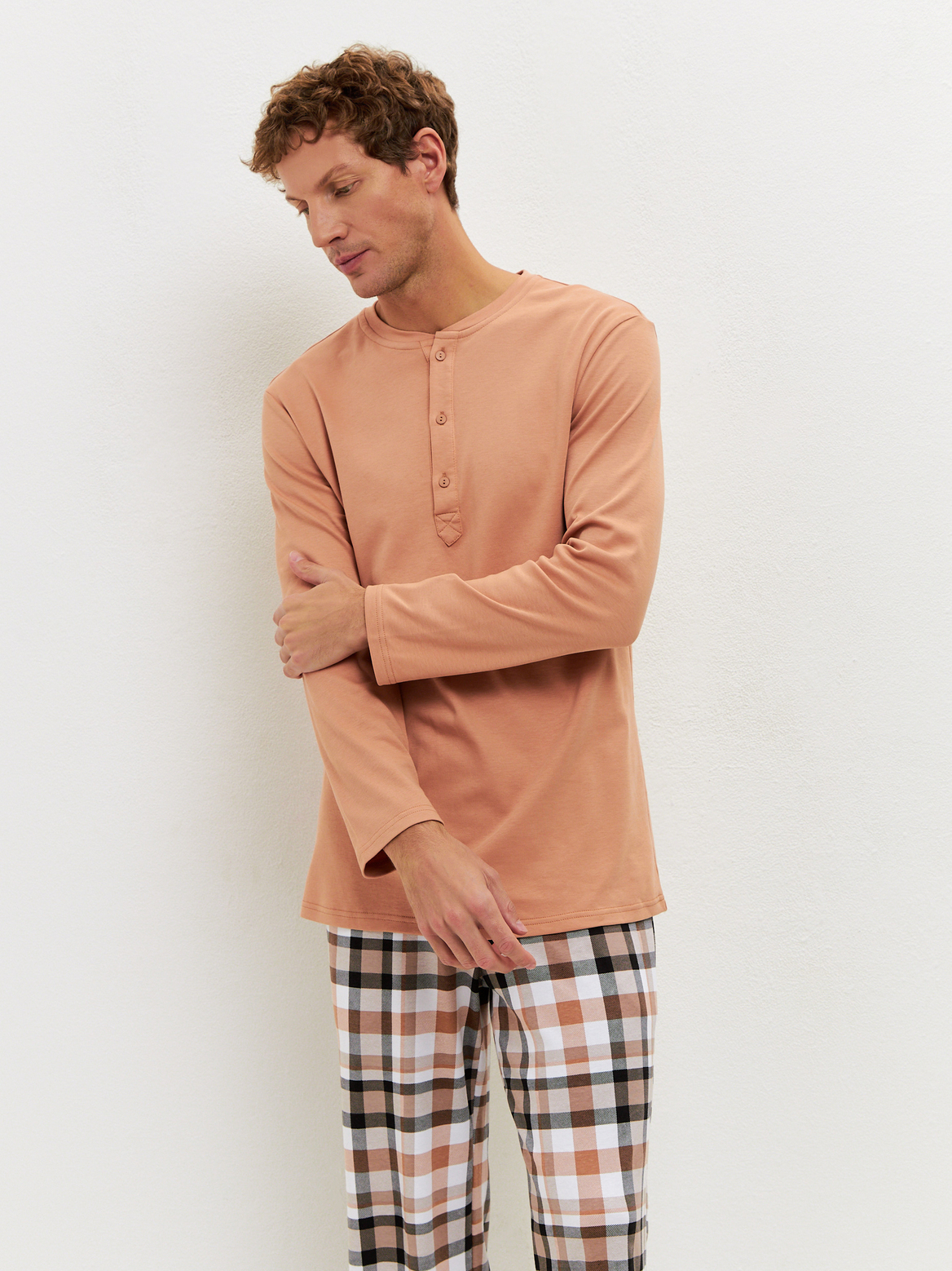 Костюм мужской лонгслив и брюки бежевый клетка